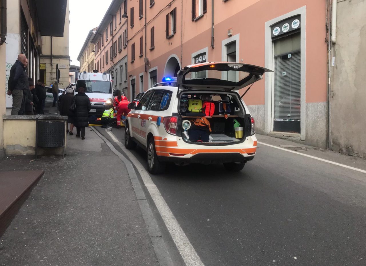 Inciampa e batte la testa a Cantù
