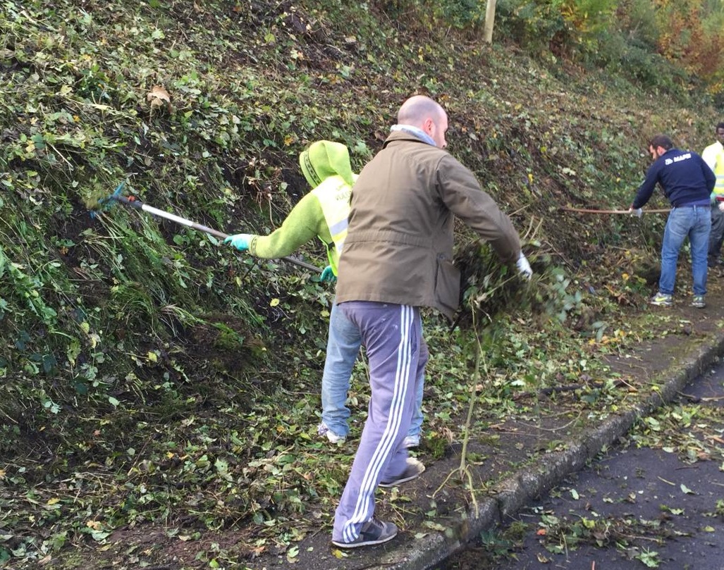 Giornata ecologica a Tavernola: i cittadini ripuliscono il quartiere