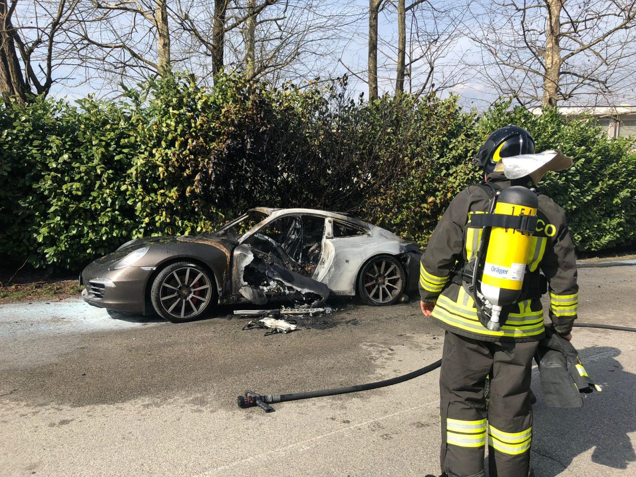 Porsche in fiamme a Sirone: illeso il conducente FOTO E VIDEO