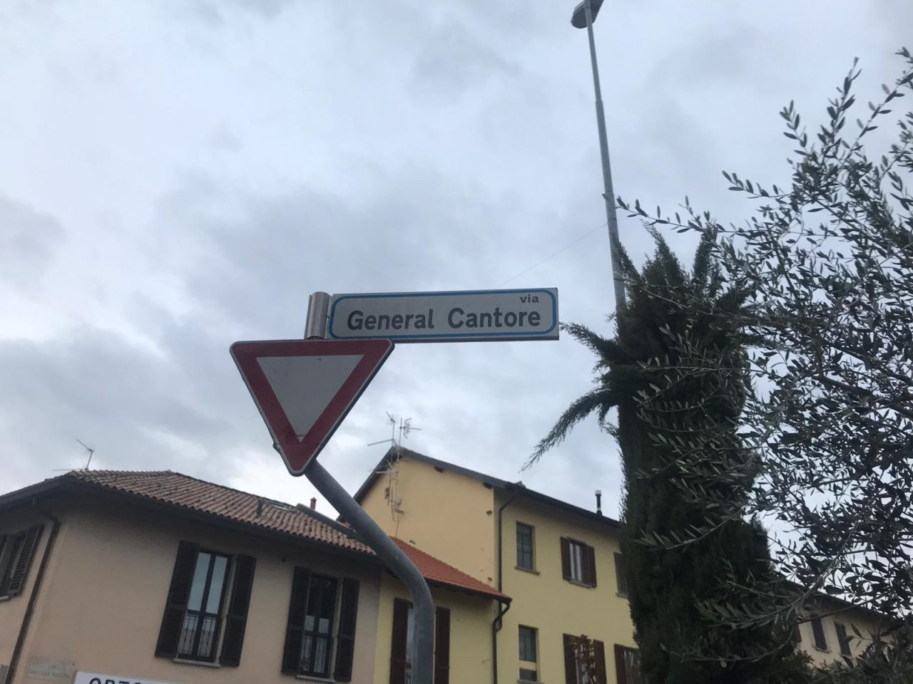 Sosta selvaggia in via Cantore a Vighizzolo