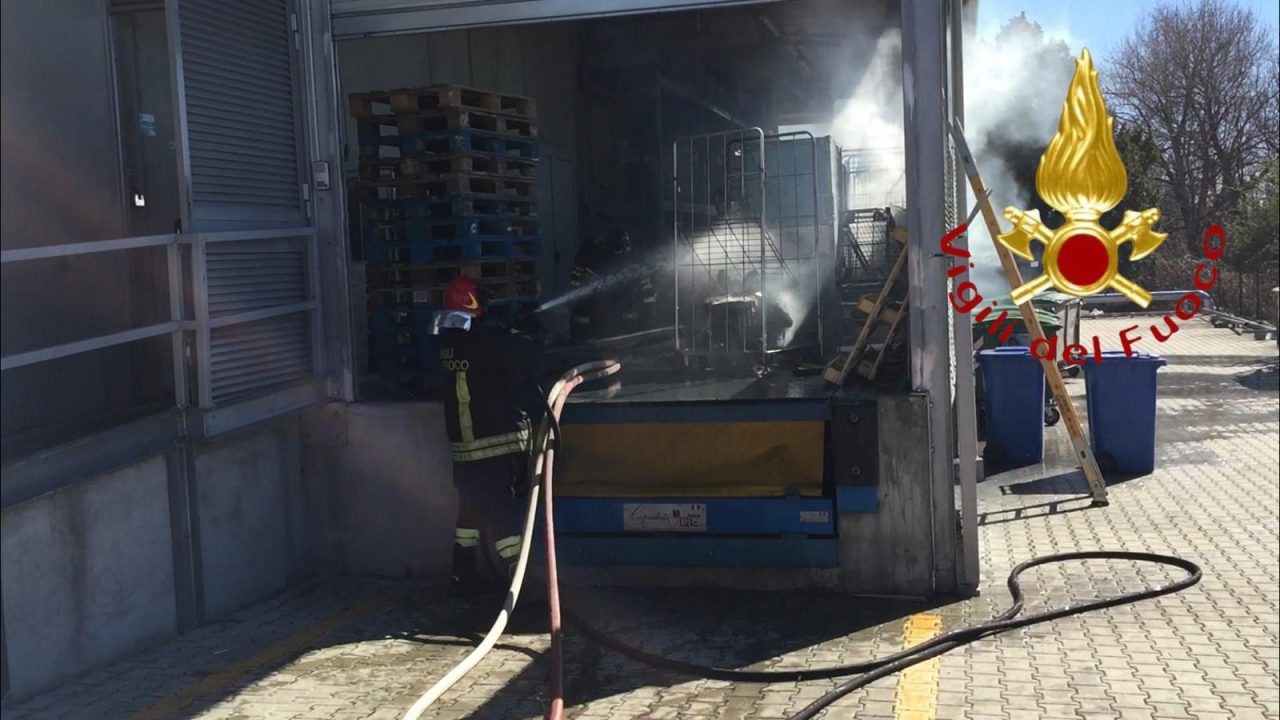 Incendio magazzino all’Italmark di Bregnano FOTO