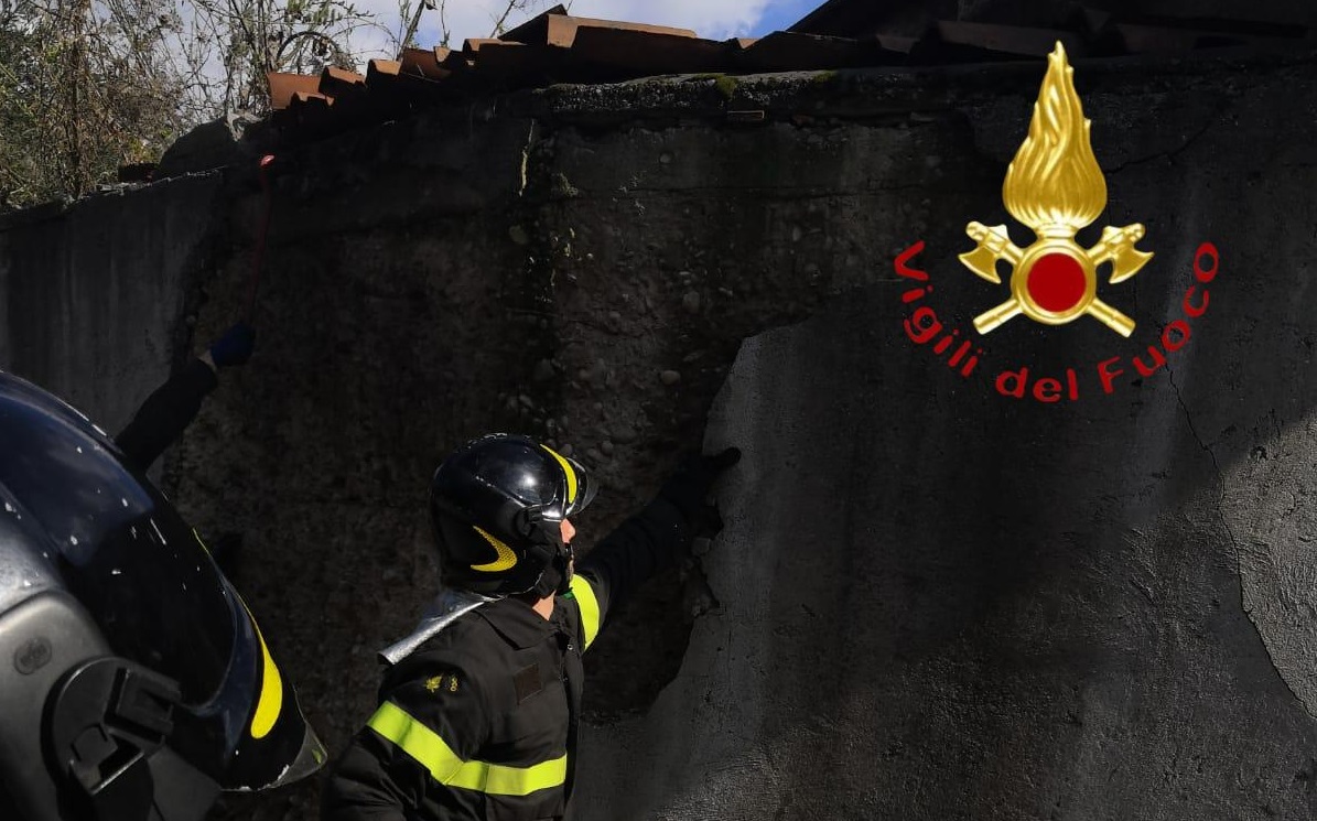 Muro del lavatoio pericolante in via Salvadonica a Como FOTO