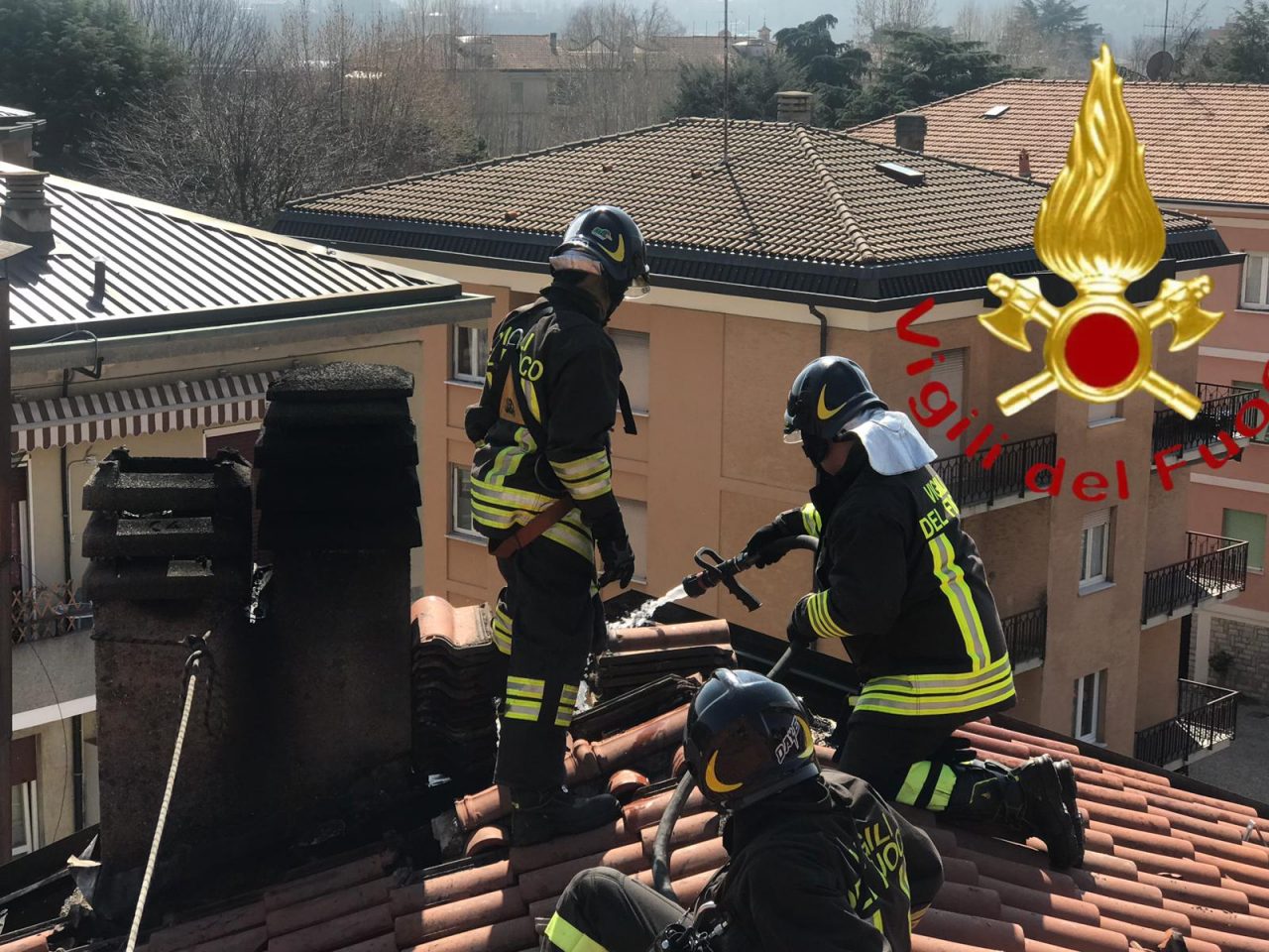 Incendio a Como: in fiamme un tetto sulla Varesina FOTO