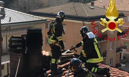 Incendio a Como: in fiamme un tetto sulla Varesina FOTO