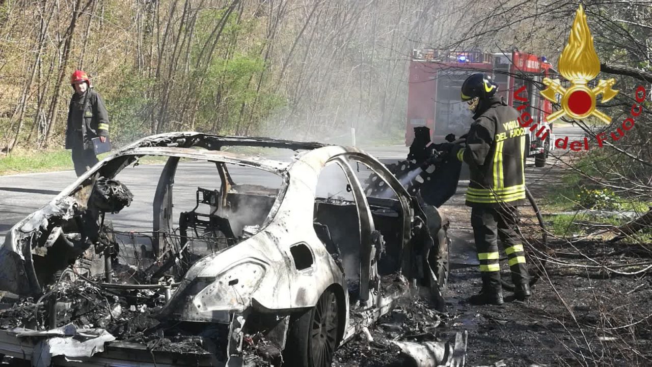 Vigili del Fuoco al lavoro a Como per incendio sterpaglie e automobile