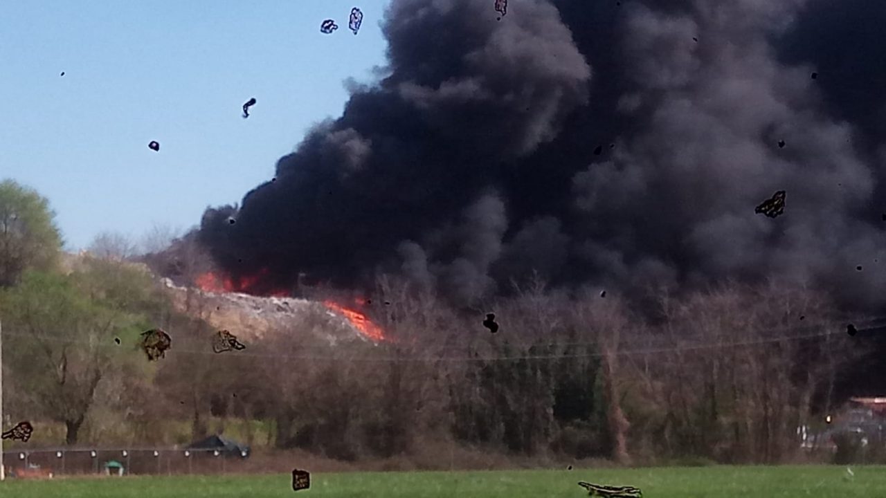 Incendio discarica a Mariano: pompiere eroe al lavoro vicino a un automezzo pieno di gasolio