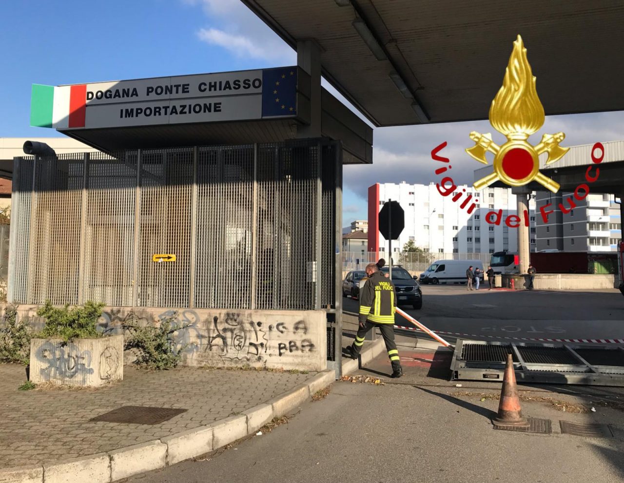 Infortunio alla dogana di Ponte Chiasso: uomo travolto da un cancello FOTO