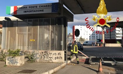 Infortunio alla dogana di Ponte Chiasso: uomo travolto da un cancello FOTO