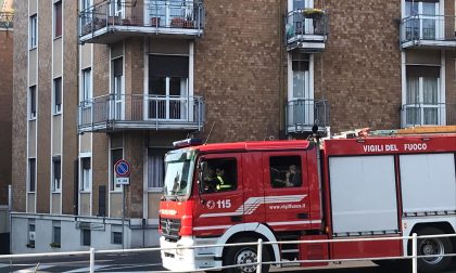 Principio d'incendio sul balcone di una casa FOTO