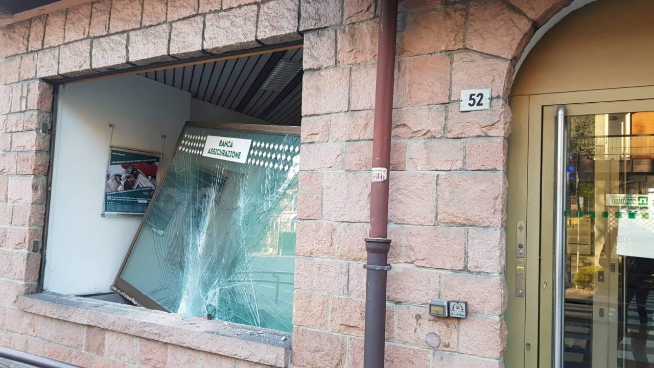Ladri in banca: sfondano la vetrina per colpire il bancomat FOTO