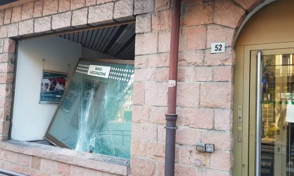 Ladri in banca: sfondano la vetrina per colpire il bancomat FOTO