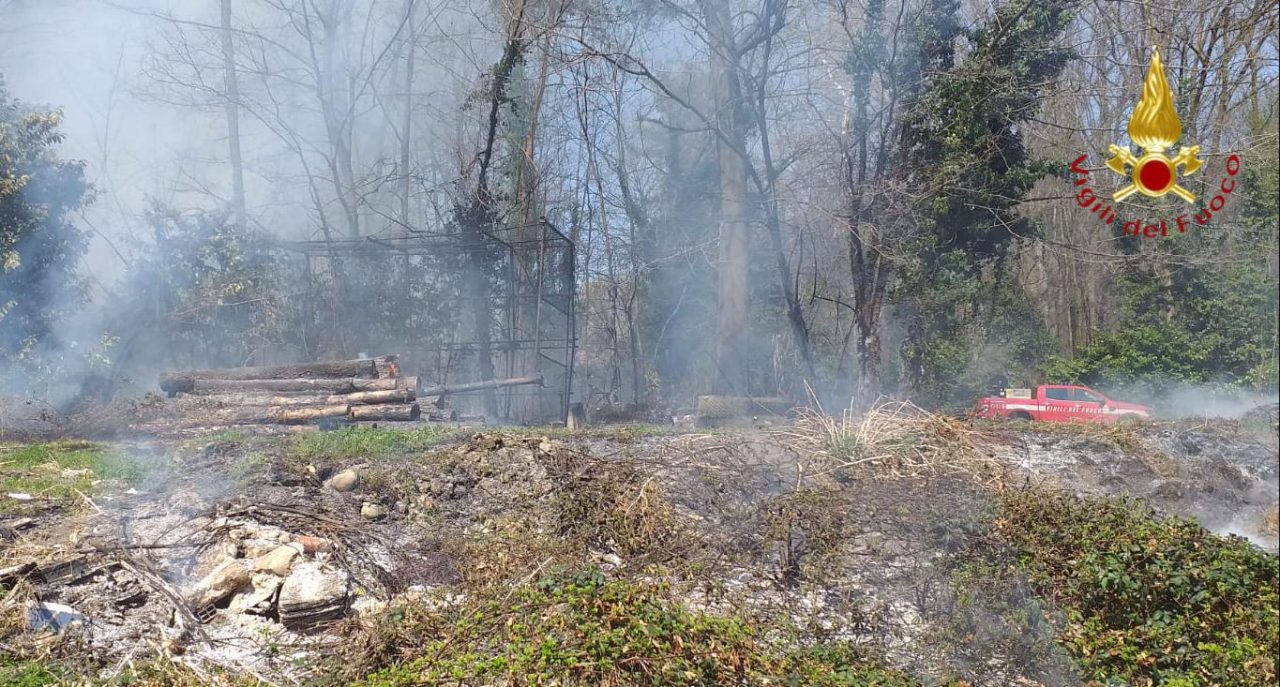 Incendio nei boschi di Figino Serenza e Arosio FOTO