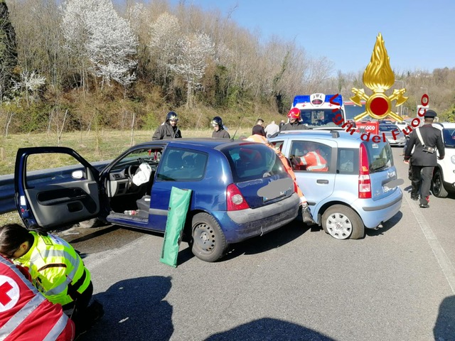 Incidente sulla Statale: due feriti incastrati tra le lamiere FOTO