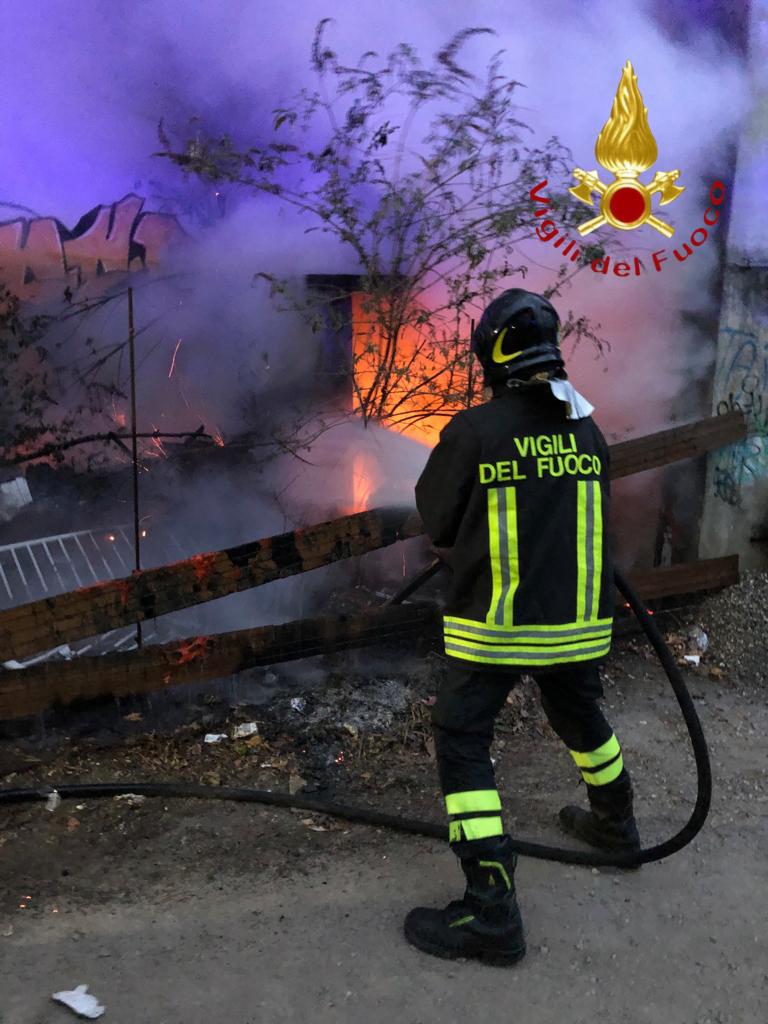 Bruciano scarti edilizi a Como e incendio di una stufa a Plesio