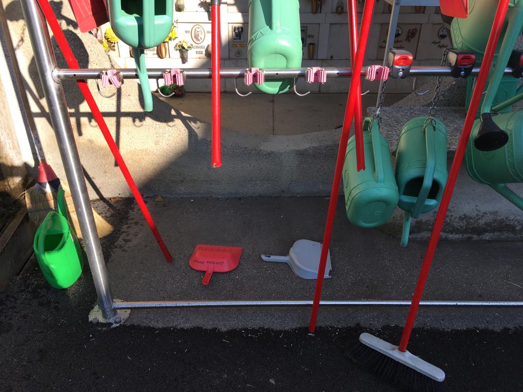 Spaccano e rubano le scope al cimitero di Olgiate