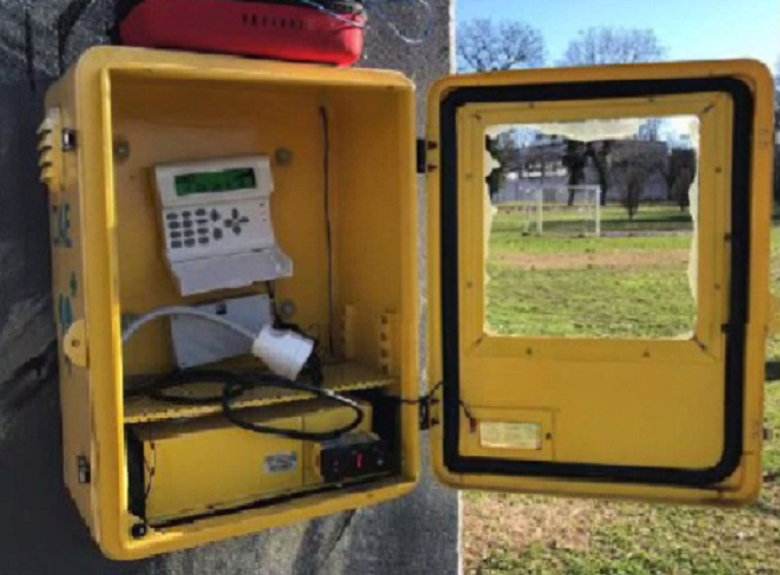 Vandali al parco dei Vivai a Mariano, rotto il defibrillatore