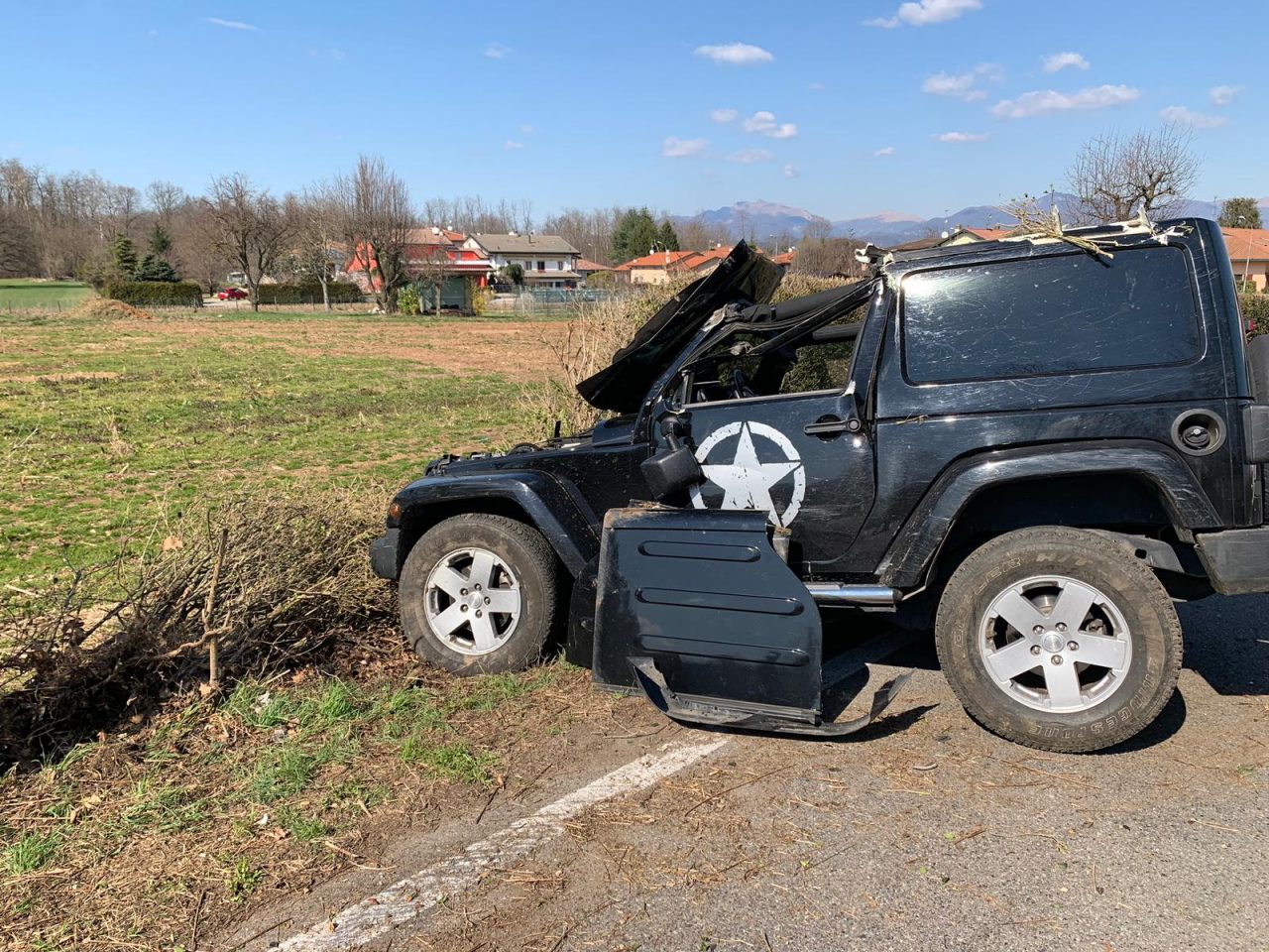 Jeep centra un trattore e si ribalta: strada provinciale chiusa – FOTO E VIDEO
