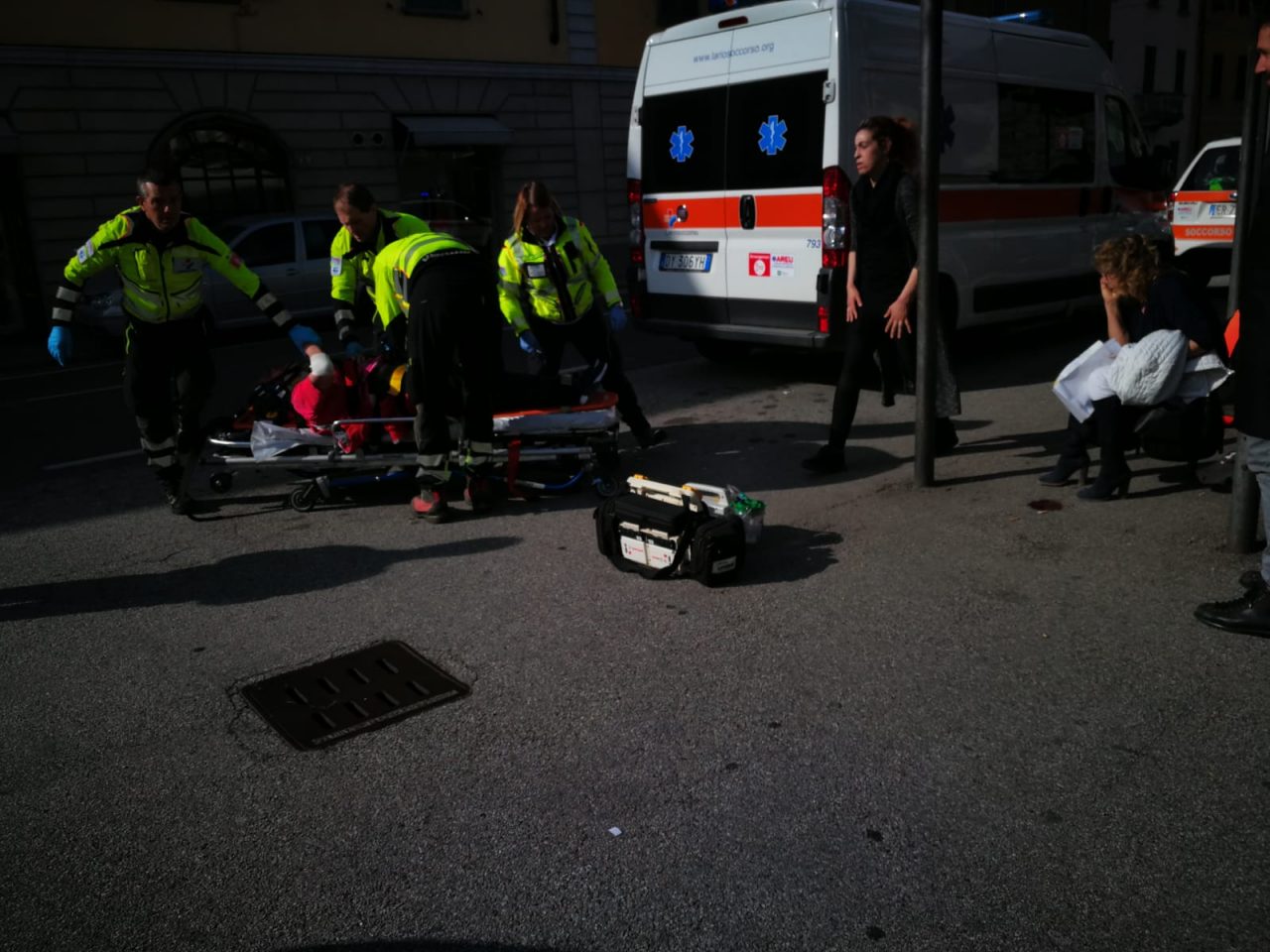 Cade e sbatte la faccia, turista grave all’ospedale