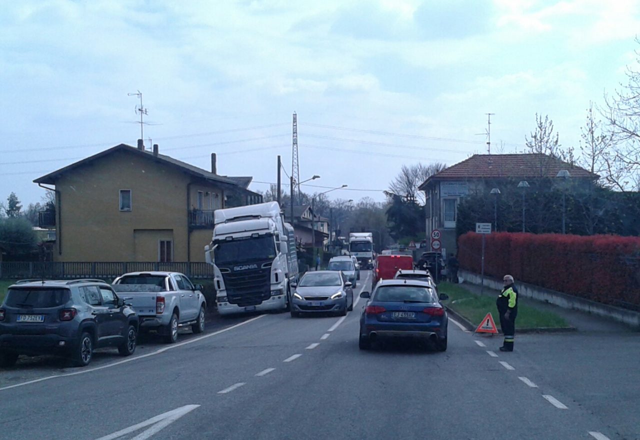 Camion perde materiale oleoso a causa di un tombino rotto