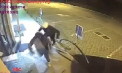 Auto sfonda vetrina e i ladri scappano con 52 cellulari