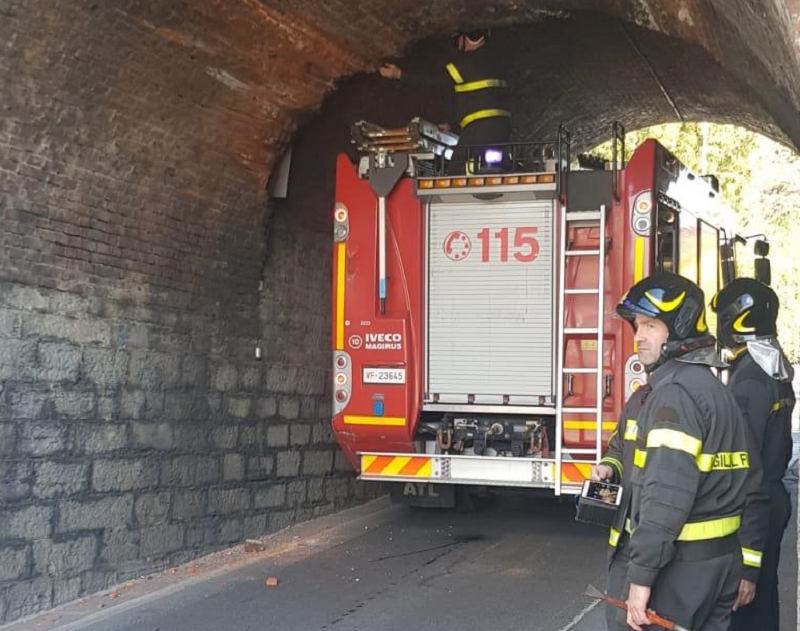 Si staccano calcinacci dalla volta del ponte ferroviario a Cantù FOTO