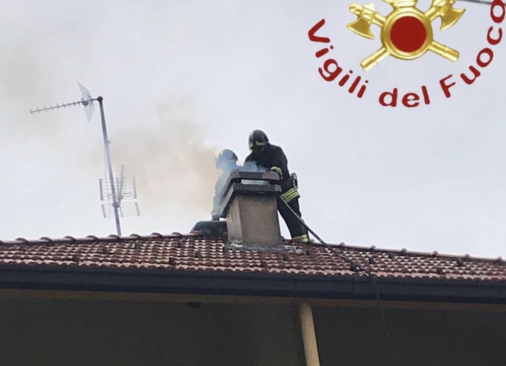 Incendio a Cantù, intervengono i Vigili del fuoco