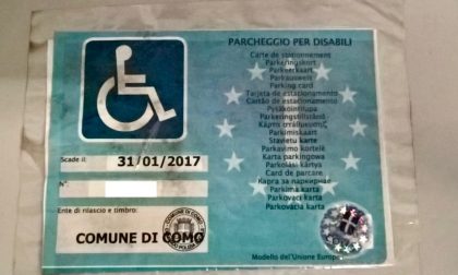 Usa contrassegno per disabili contraffatto per parcheggiare in ztl