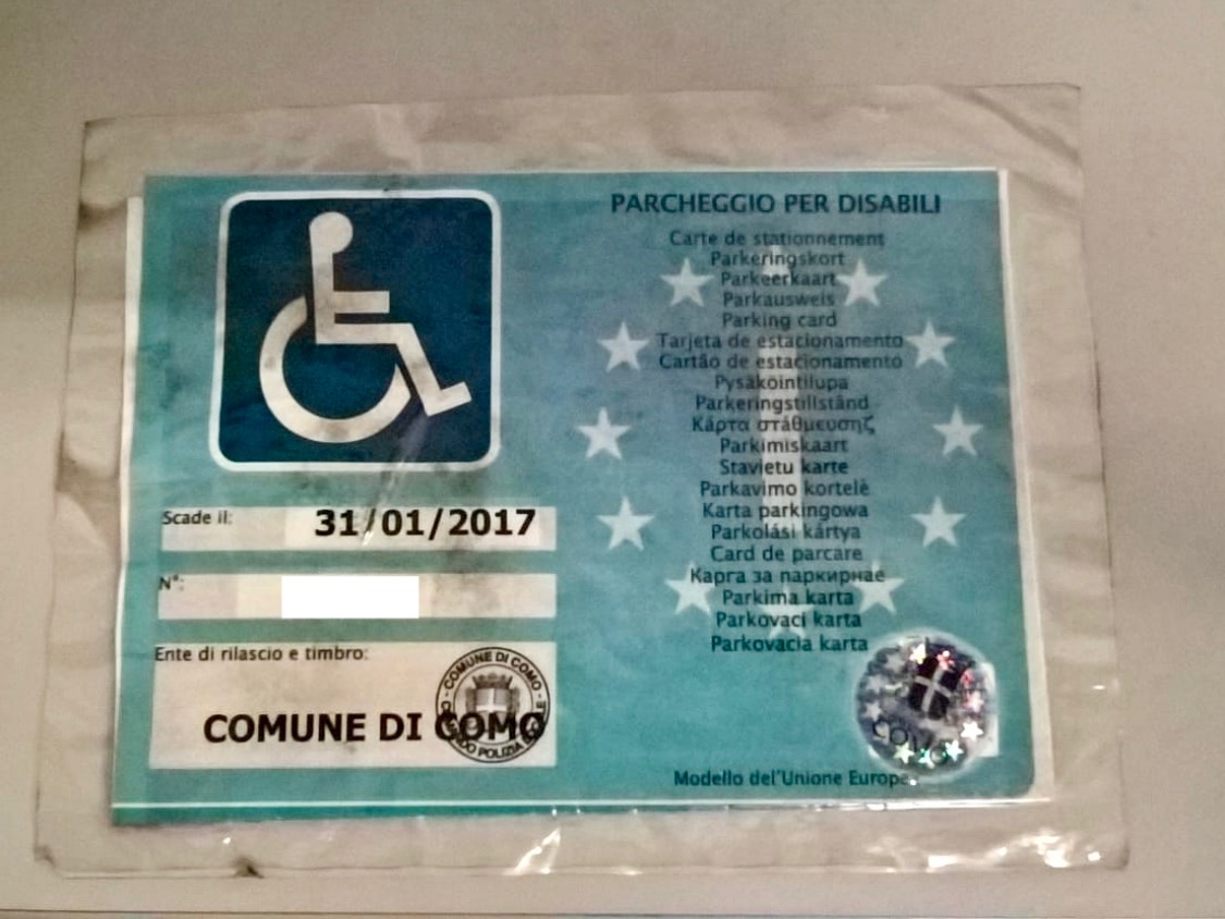 Usa contrassegno per disabili contraffatto per parcheggiare in ztl