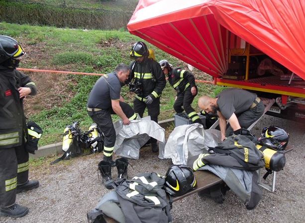 Maxi emergenza nell’azienda farmaceutica: ecco come agiscono i soccorritori LE FOTO DELL’ESERCITAZIONE