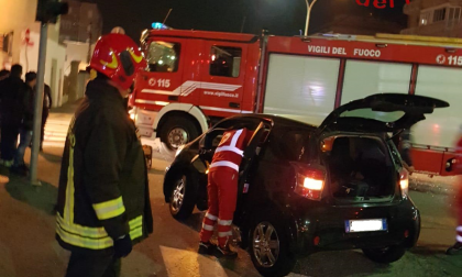 Donna incastrata nell'auto dopo un incidente SIRENE DI NOTTE