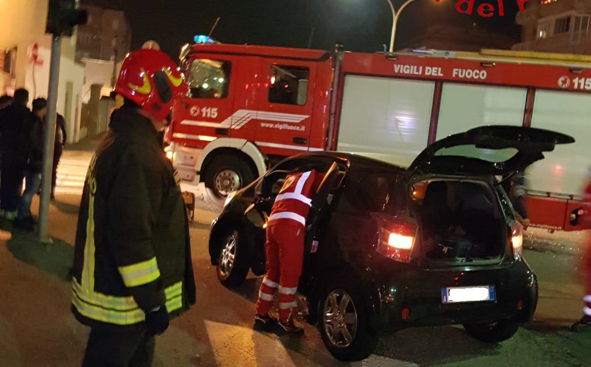 Donna incastrata nell’auto dopo un incidente SIRENE DI NOTTE