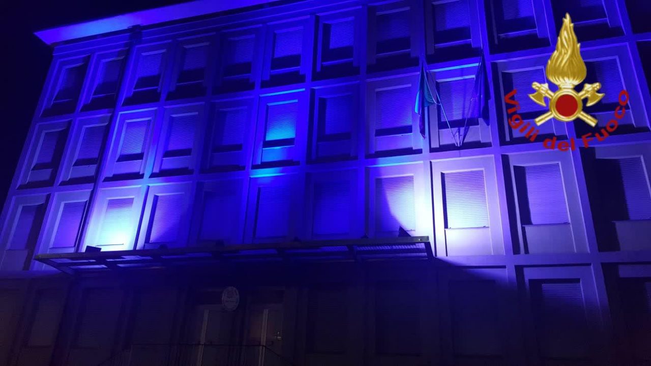 Giornata mondiale per l’autismo: la sede dei Vigili del Fuoco si illumina di blu