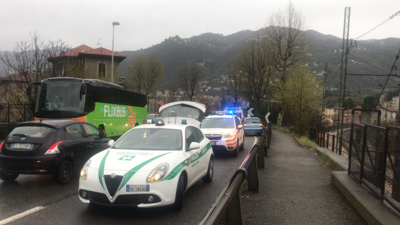 Incidente Como auto contro ostacolo FOTO