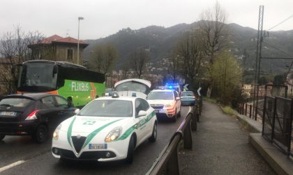 Incidente Como auto contro ostacolo FOTO