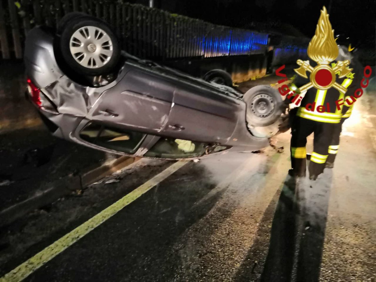 Si ribalta con l’auto a Figino salvo il 18enne alla guida