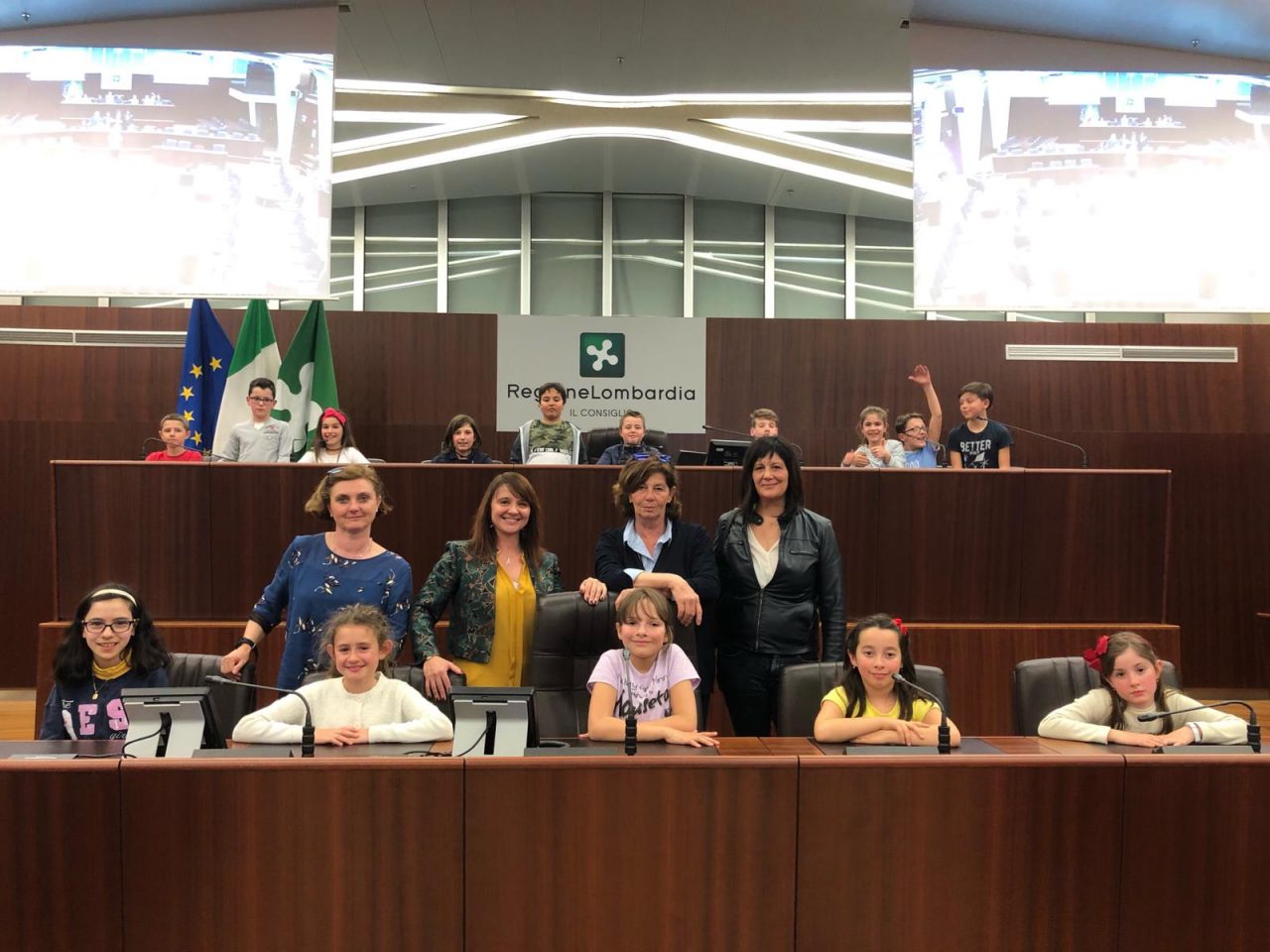 I giovani studenti di Vercana in visita a Palazzo Pirelli aboliscono la plastica in mensa