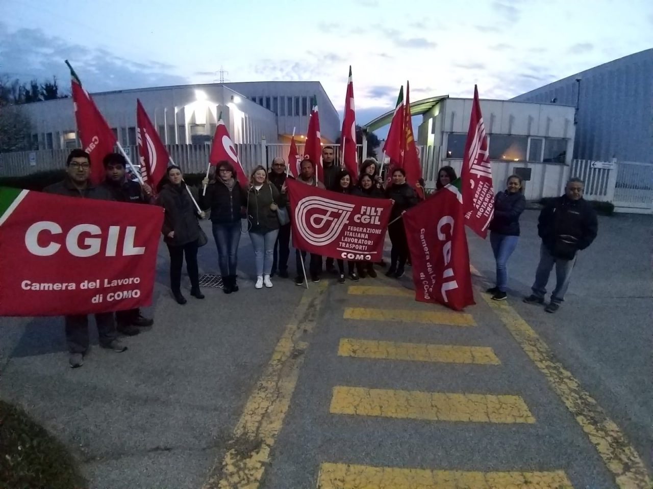 Sciopero lavoratori Delfinia. Presidio davanti ai cancelli della Bolton di Cermenate