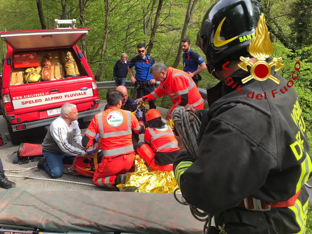 Cade dalla bici a Lanzo e finisce in una scarpata