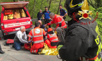 Cade dalla bici a Lanzo e finisce in una scarpata