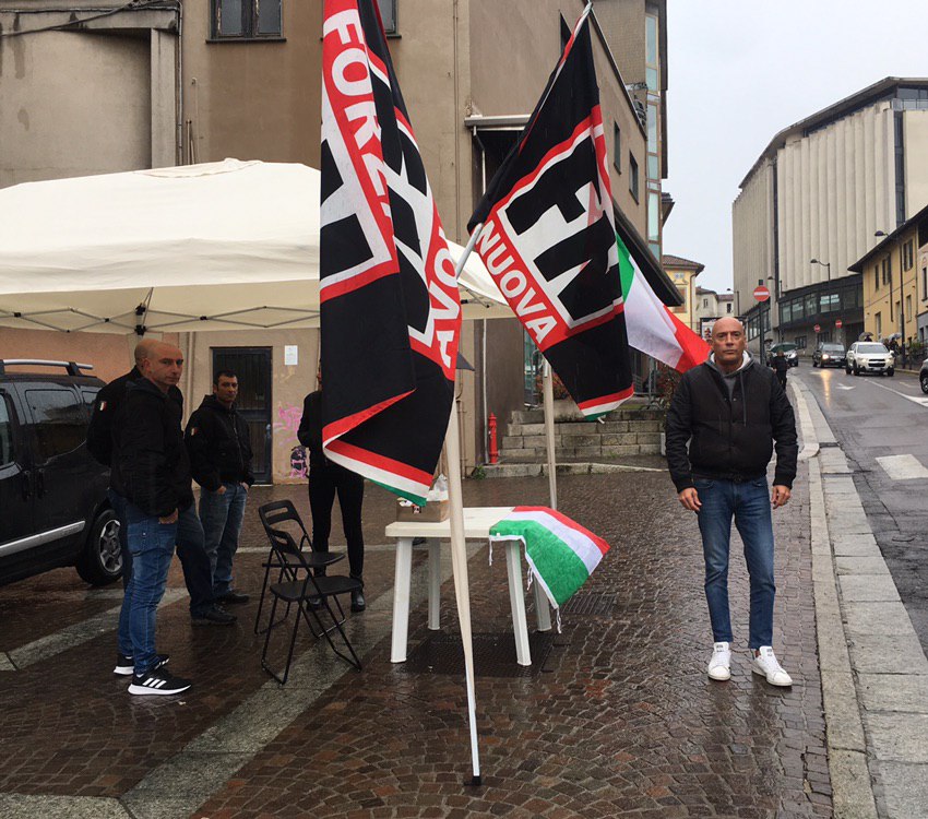 Gazebo di Forza Nuova a Cantù nonostante il maltempo