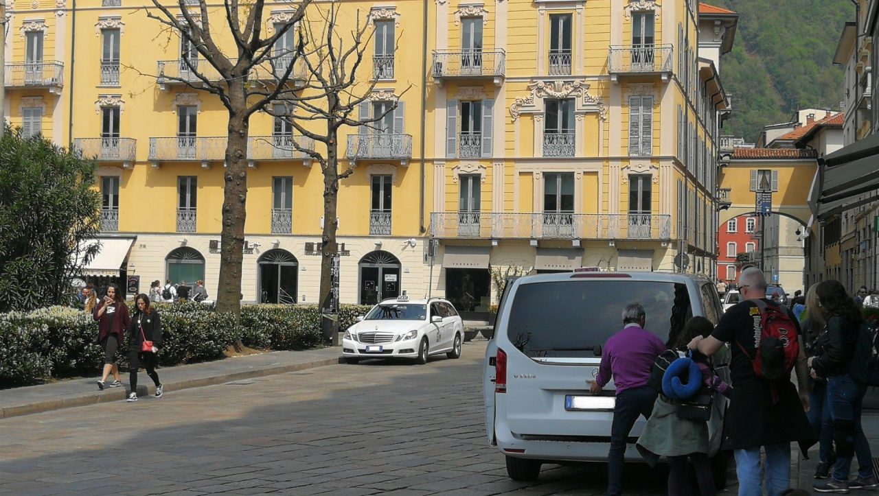 Taxi, questo sconosciuto. A Como gli albergatori si ribellano: “Facciamo da soli”