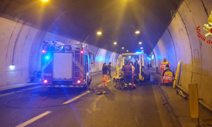 Schianto in galleria: auto contro una ambulanza, 4 feriti FOTO