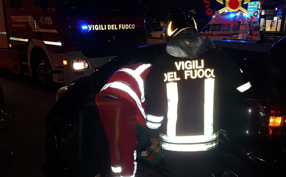 Incidente a Como pirata della strada tenta la fuga ma viene bloccato dai passanti