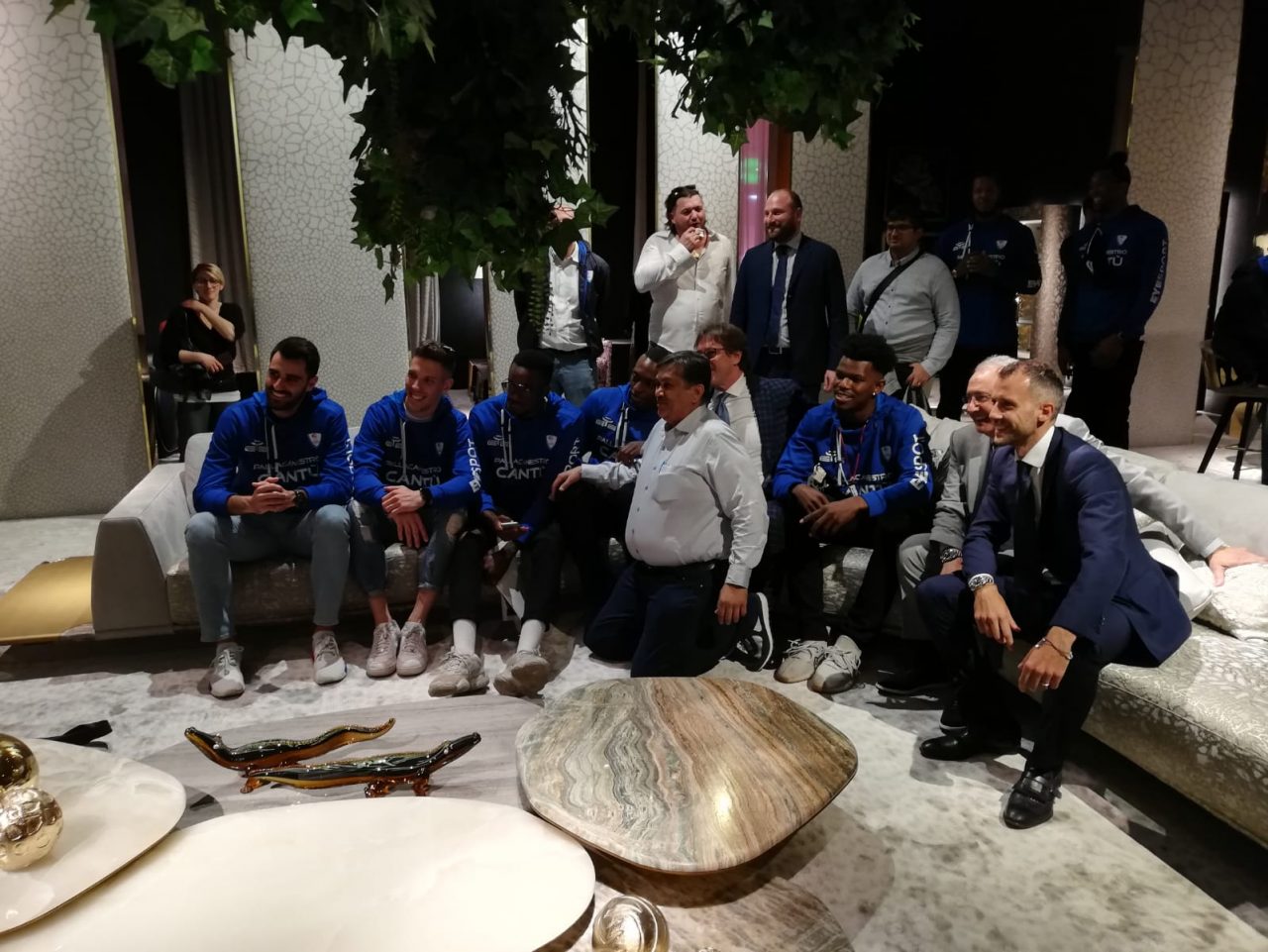 Salone del Mobile la Pallacanestro Cantù visita Jumbo VIDEO