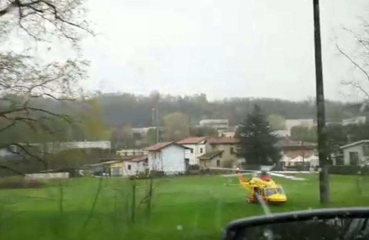 Gravissimo malore a Fino Mornasco in volo l’elisoccorso