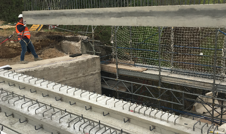 Novedratese chiusa | Posate le travi sul ponte di Carimate