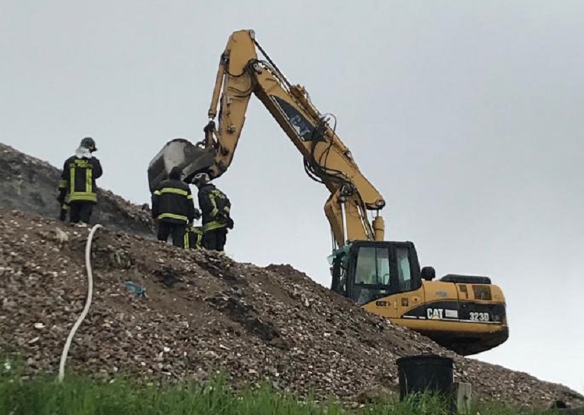 Ancora fiamme in discarica a Mariano