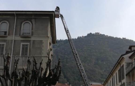 Tegole pericolanti in piazza Roma: arrivano i Vigili del Fuoco