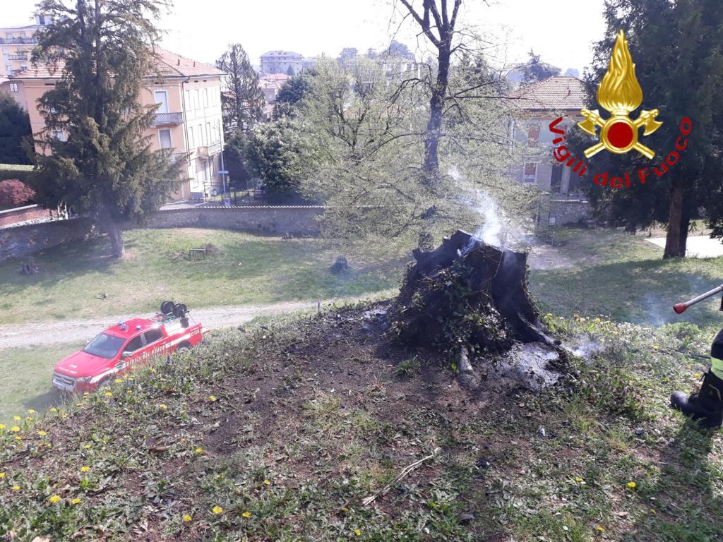 Incendio al parco di Villa Argenti a Cantù