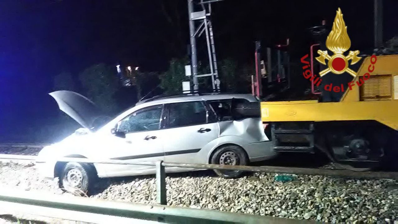 Schianto a Erba: il treno finisce contro un’auto sui binari FOTO